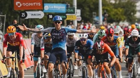 El británico Jake Stewart (Israel Premier Tech) se ha impuesto al esprint en la quinta etapa del Critérium del Dauphiné disputada entre Saint-Priest y Mâcon