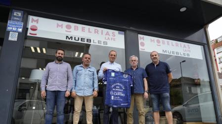 Quique Domínguez, en el centro, en su presentación este jueves como técnico del Cangas
