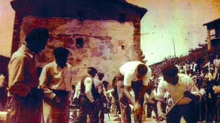 Imagen de de una prueba de aizkolaris en la explanada con el frontis anterior a 1945.