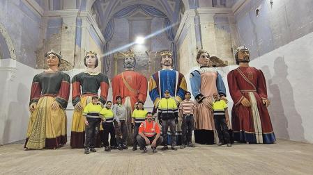 Los trabajadores del Programa de Empleo Social Protegido, junto a los gigantes de Tudela en el interior del antiguo Seminario