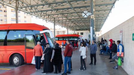 Numerosos viajeros esperan a montar en autobuses en la estación de Tudela