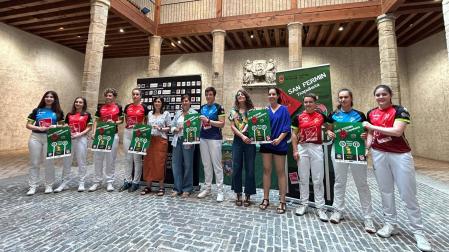 Algunas de las pelotaris participantes en el IV Torneo San Fermín de Ados Pilota posan junto a Beatriz Preciado, gestora de Cadena de Valor de INTIA, Silvia Astráin, representante de ADACEN, Maider Beloki, concejala del Ayuntamiento de Pamplona, y Rakel Arjol, presidenta de la Federación de Peñas de Pamplona