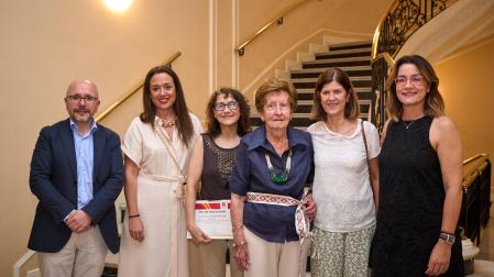 Izq. a dcha.: Alberto Lafuente Jiménez, Lucía Moreno Izco, la premiada Ana Hidalgo Ocaña, MªAntonia Soto, Adriana Goñi Sarriés y Azucena Díez Suárez