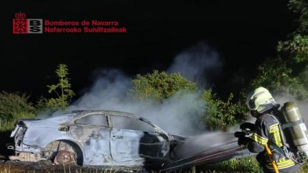 Audi A5 calcinado en la NA-120 cerca de Lizarraga el 15 de junio de 2024