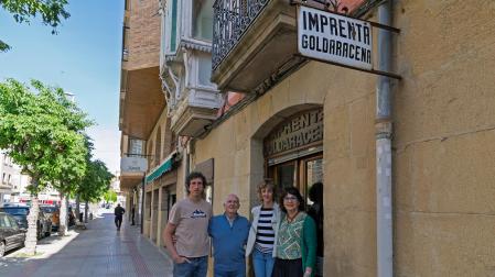 Desde la izda., Eduardo Goldaracena Asa; Antonio Goldaracena García, Marifé Goldaracena Asa y Silvia Partida en la entrada de  imprenta Goldaracena, junto al cartel original