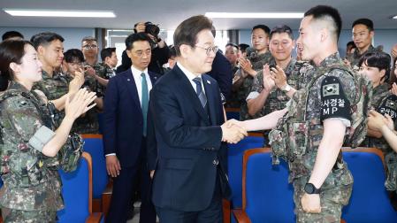 El presidente surcoreano, Lee Jae-myung, estrecha la mano de un soldado durante la visita a la zona fronteriza /