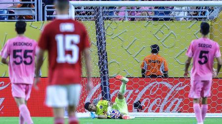 Oscar Ustari, meta del Inter Miami, ataja una de las ocasiones del Al Ahly /