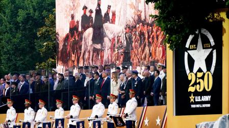 Palco de autoridades durante el desfile del 250 aniversario del Ejército de EE UU /