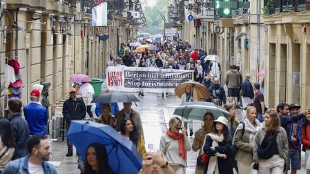 Decenas de personas han participado este domingo en la manifestación contra la 'turistificación' de San Sebastián