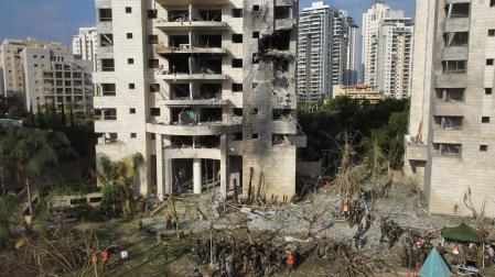 En la municipalidad de Petaj Tikva se informó del impacto de un misil en un edificio, en tanto que la policía reportó la caída de dos misiles en Tel Aviv.
