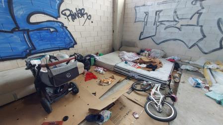 Lugar donde ha dormido la familia con los cuatro menores junto al punto limpio de Galaria.