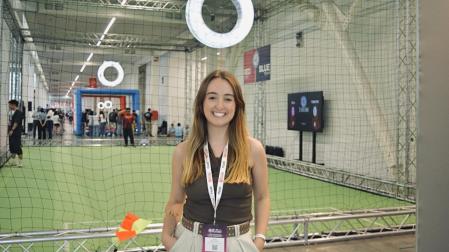 Nerea Pérez Oroz en uno de los torneos de drone soccer, en los que se compite por equipos para lograr meter goles con drones.