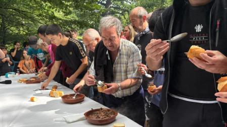 En la imagen, un grupo de personas degusta la fritada que se sirve por la mañana.