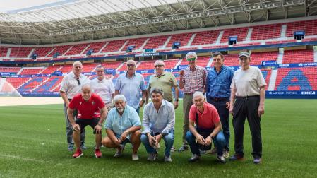 Arriba, de izquierda a derecha: Juan Jesús Ostívar, Julio Santamaría, Paco Gabari, Miguel Ángel Marín, José Manuel Ubani, Félix Erice y  Eduardo Berriozabal. Abajo, agachados, Chus Luengo, Ángel Lizoain, José Manuel Echeverría y Javier Vicuña. La imagen se tomó ayer en el estadio de El Sadar