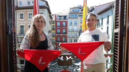 Lidón Soriano Segarra y Eduardo Ibero Albo, representantes de Yala Nafarroa con Palestina, en el balcón de la Casa Consistorial