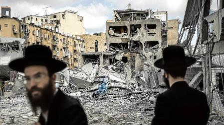 Daños causados por los proyectiles iraníes al este de Tel Aviv