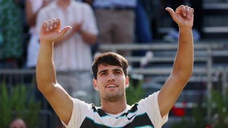 Carlos Alcaraz celebra la victoria en su debut en Queen's