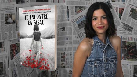 La portada de 'Te encontré en Bisáu', junto a una fotografía de Sonia Cámara (Mamá de Rizos) en las instalaciones de Diario de Navarra en mayo de 2023.