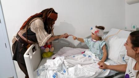 El actor Johnny Depp, con una niña paciente oncológica del Hospital Niño Jesús, en Madrid