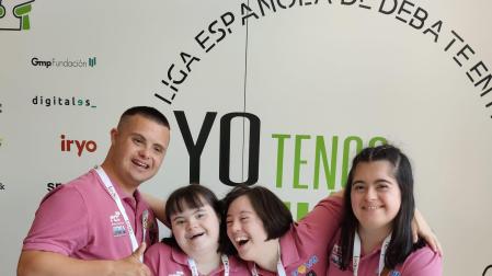 Integrantes del primer equipo de debate y oratoria de Navarra. de izquierda a derecha: Carlos Santana, Sara Marcotegui, Esther Iraizoz y Sandra Moreno.