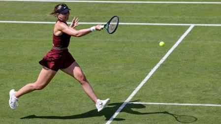 Paula Badosa golpea a la pelota en una de las jugadas del partido contra Emma Navarro