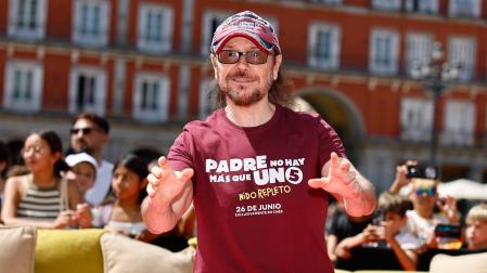El actor y director Santiago Segura posa durante el pase gráfico de la película 'Padre no hay más que uno 5. Nido repleto'
