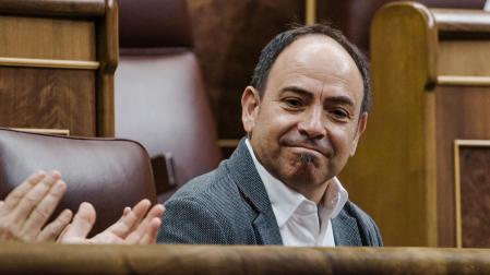 El nuevo diputado socialista, Ivan Cacho, en su escaño tras ocupar el escaño que ha dejado libre la dimisión de Santos Cerdán
Carlos Luján / Europa Press

19/06/2025 19 JUNIO 2025
