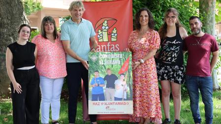 (De izq.a der.) Idoia Torrente, Maitetxu Leonis, Julian Iantzi, Usúe Zulet, Haizea Santiago y José Javier Gallardo, en la sede de Anfas de Pamplona