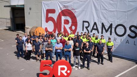 Parte de la plantilla del grupo Ramos Industrial que conmemora el 50 aniversario de su fundación.