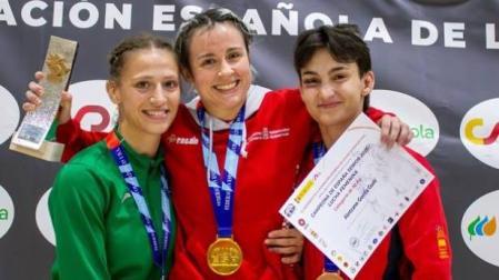 Aintzane Gorria, en el centro de la foto, se proclamó campeona de España senior en lucha grecorromana en Barcelona