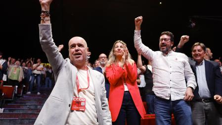 La vicepresidenta segunda del Gobierno, Yolanda Díaz; el secretario general de CCOO, Unai Sordo (i), y el secretario de Estado de Trabajo, Joaquín Pérez (2d), durante el acto de clausura del XIII Congreso Confederal de CCOO en el que Sordo ha salido reelegido como secretario general