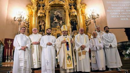 El arzobispo de Pamplona, Florencio Roselló, en el centro, junto al resto de sacerdotes que participó en la celebración del centenario