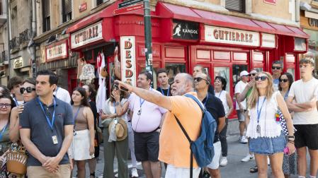 Un grupo de turistas visita Pamplona a finales de julio de 2024