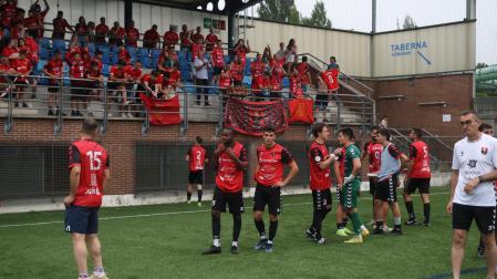 Los jugadores del Cortes agradecen a la afición desplazada desde la localidad ribera