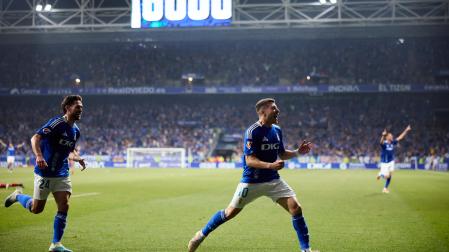 Portillo celebra el tercer tanto del Real Oviedo