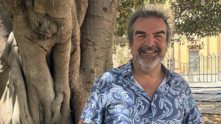 Gervasio Iglesias, productor de películas como "La isla mínima" o "Grupo 7" y actual subdirector del Área de Cine de TVE", posa en Sevilla en la que ha dicho que eludió llevar a Sor Ángela de la Cruz, Santa Ángela, a la pantalla después de que las Hermanas de la Cruz le dijeran que no concebían que una actriz la encarnara, por lo que entonces optó por escribir la novela "Ángela" (El Paseo)