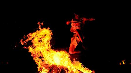 Color, fuego, luz, alegría en las hogueras de San Juan en la mágica noche celebrada del lunes 23 de junio al martes 24 en varias localidades navarras.