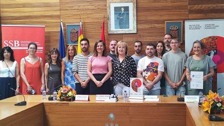 La directora gerente del INAI / NABI, Patricia Abad, y la presidenta de la Mancomunidad de SSB de Zona de Noáin, Mª Carmen Tirapu, con representantes de entidades y colectivos adheridos al Pacto Local por los Cuidados.