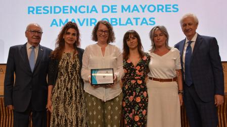 El premio ha sido recogido por la directora de Amavir Oblatas, Marián Sainz; la coordinadora de Enfermería de la residencia, Laura Remírez; y la responsable asistencial de Enfermería de Amavir, Marta Gómez Ávalos