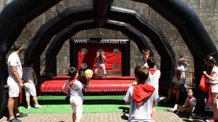 Varios niños practican lanzamiento de balonmano en unos Sanfermines anteriores en el marco del Kirolari Sport Kids /