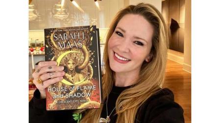 La escritora Sarah J. Maas.