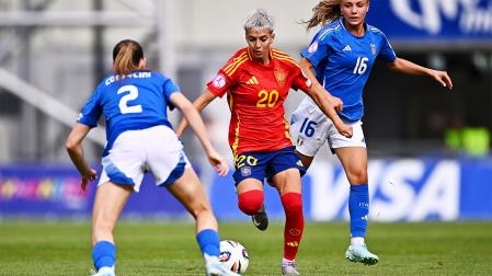 La española Pau Comendador conduce el esférico entre rivales italianas /