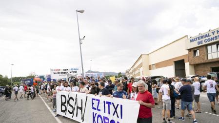 Fotos de la protesta de los trabajadores de BSH Esquíroz en la segunda reunión de negociación del ERE