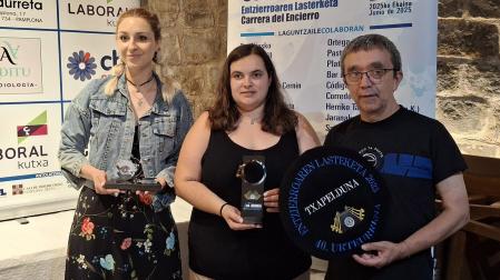 Estitxu Otxoa, presidenta de La Jarana; Leire Ros, ganadora del premio Bombo 2025; y Ricardo Cuadrado, portavoz de la Carrera del Encierro

EUROPA PRESS

25/06/2025
