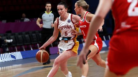 La española Aina Ayuso conduce el balón ante la defensa checa Katerina Zeithammerova  /