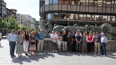 Familiares de los fallecidos y representantes del Ayuntamiento de Pamplona, junto al Monumento al Encierro