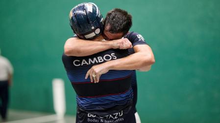 Carlos Beunza se abraza a Valentin Cambos tras el título de campeones del Torneo del Jamón 2024