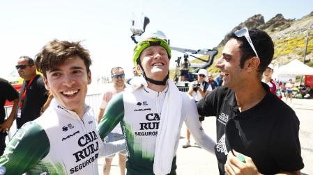 Abel Balderstone, del equipo navarro Caja Rural-Seguros RGA, celebra el triunfo