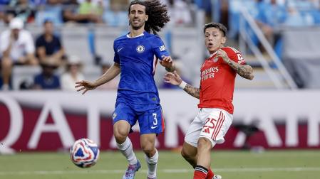 Gianluca Prestianni despeja el esférico ante la presión de Cucurella durante el encuentro /
