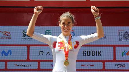 Sara Martín, en el podio, con la medalla de campeona de España de ruta